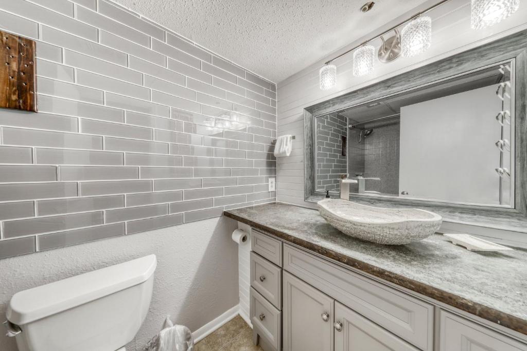 Compass Condos - image 3