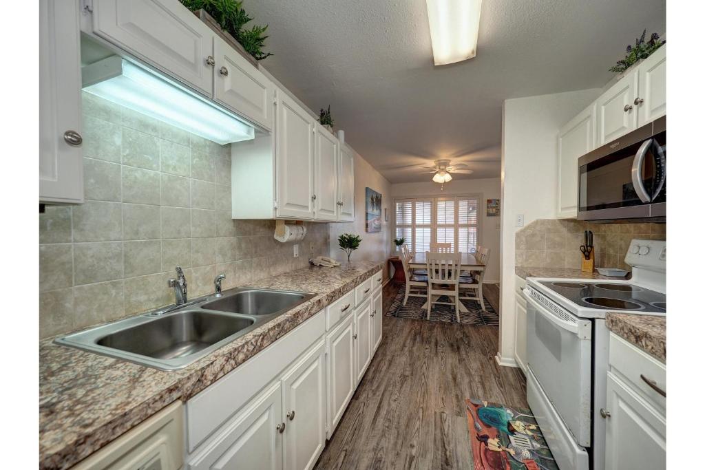 Surfside 208 by Padre Escapes - image 5