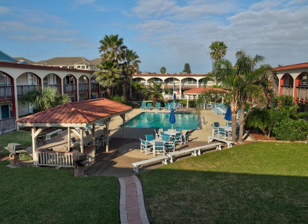 Surfside 102 by Padre Escapes - image 3