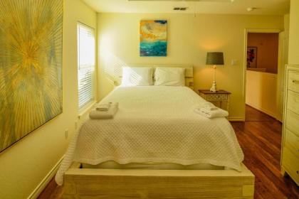 Midnight Bay Retreat Unit A by Padre Escapes - image 4