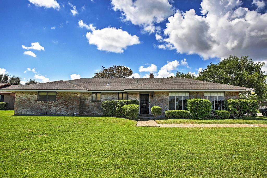 Spacious Ranch-Style Getaway on Corpus Christi Bay - main image