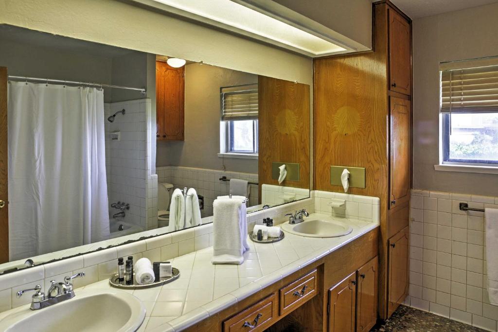 Spacious Ranch-Style Getaway on Corpus Christi Bay - image 2