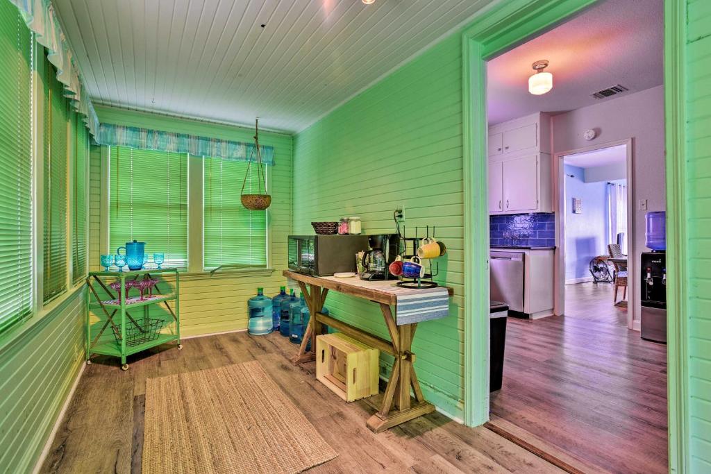 Vintage Corpus Christi Home - 2 Blocks From Beach! - image 2