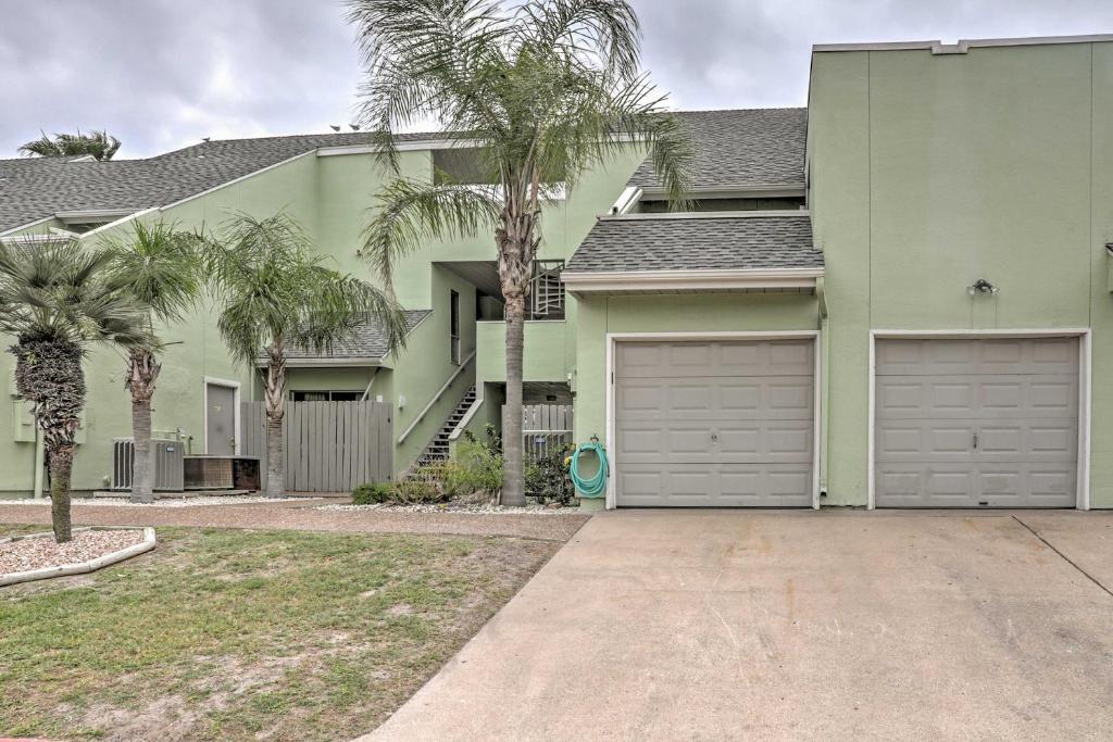 Breezy Corpus Christi Condo with Deck and Fishing Dock - image 3