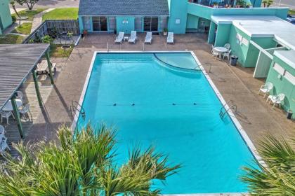 Breezy Corpus Christi Condo with Deck and Fishing Dock - image 4
