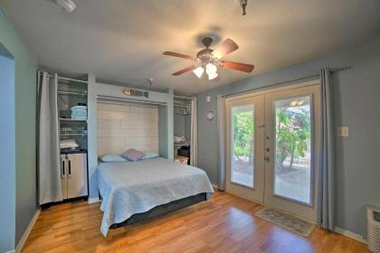 Corpus Christi Condo with Pool Walk to the Beach! - image 4