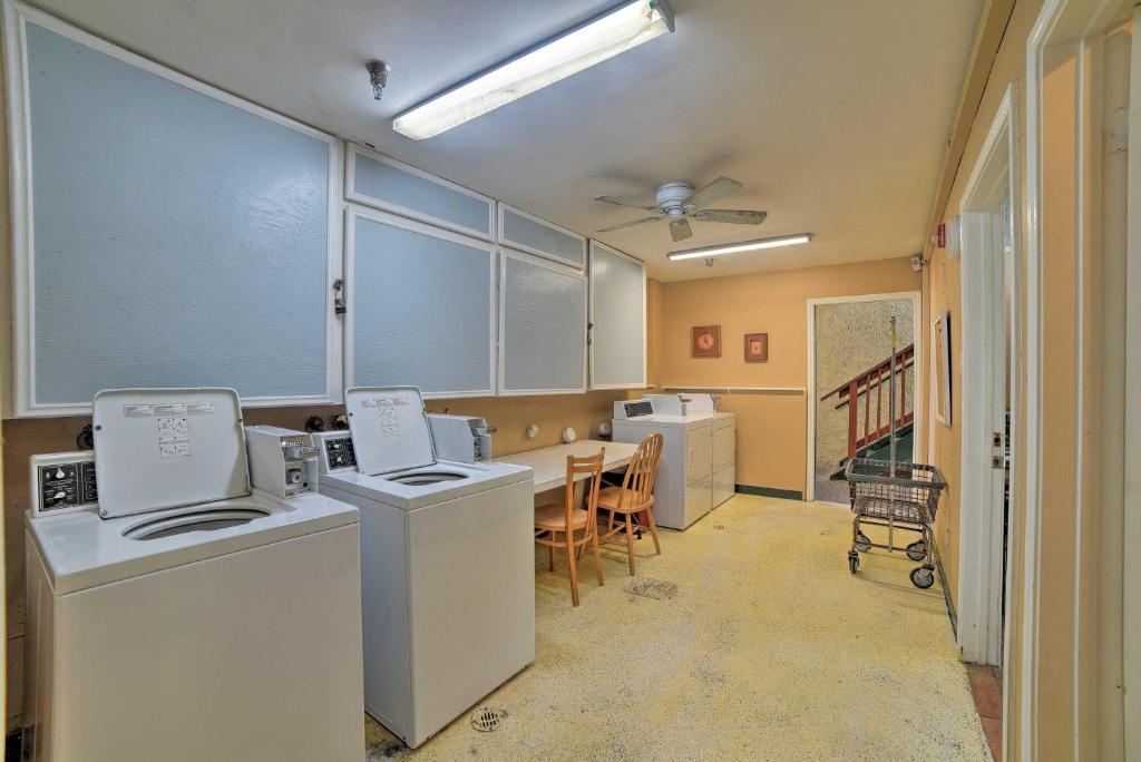Corpus Christi Condo with Pool Walk to the Beach! - image 5