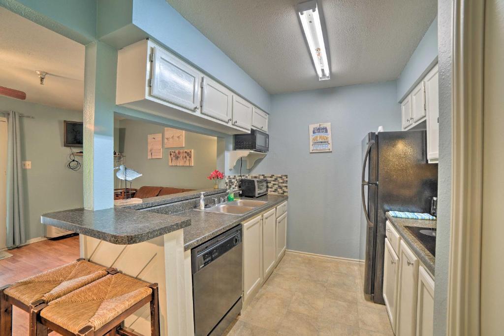 Corpus Christi Condo with Pool Walk to the Beach! - image 6