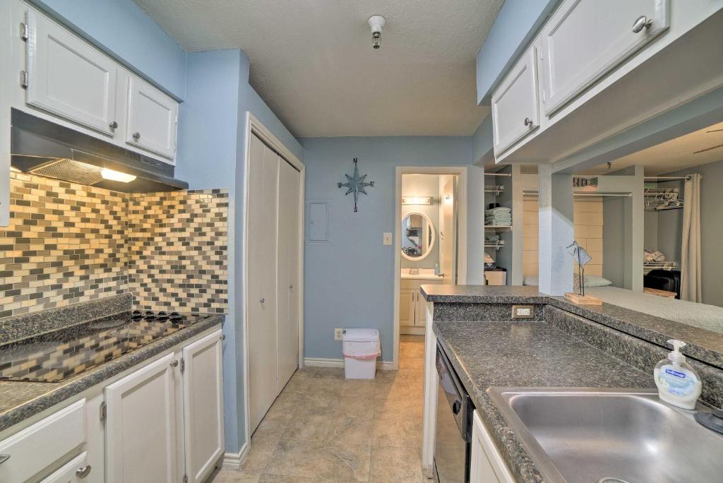 Corpus Christi Condo with Pool Walk to the Beach! - image 7