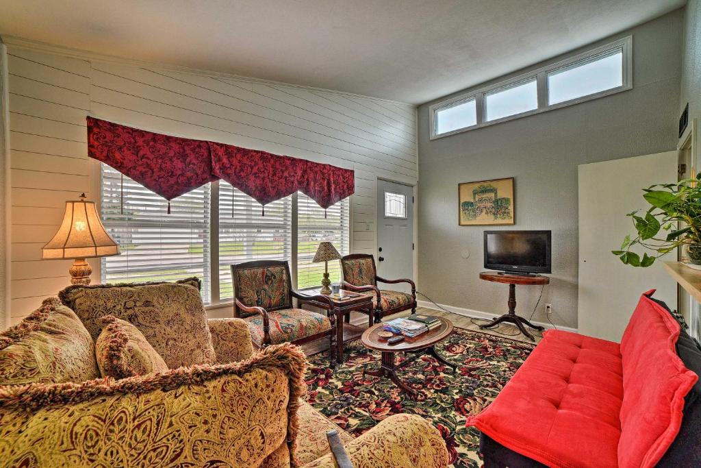Coastal Escape with Yard - Walk 1 Mile to Texas AandM! - main image