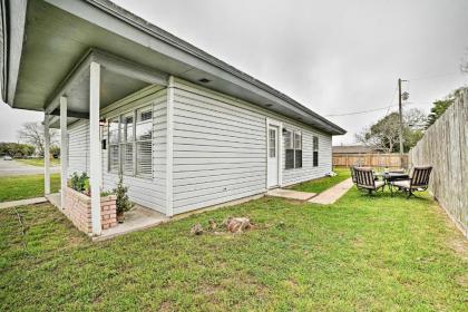 Coastal Escape with Yard - Walk 1 Mile to Texas AandM! - image 15