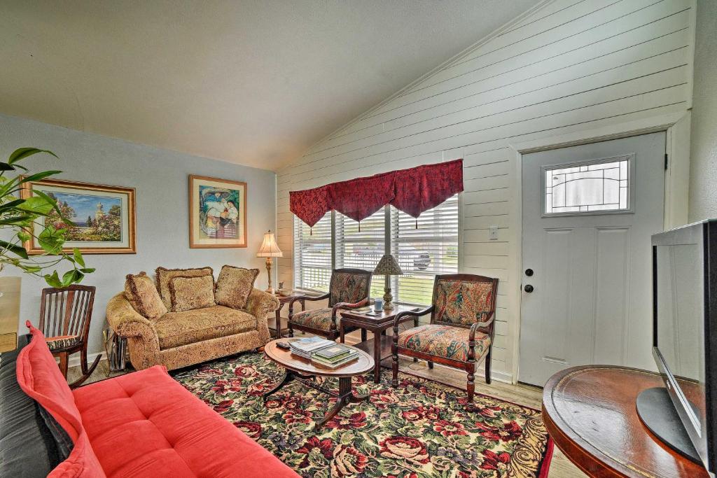 Coastal Escape with Yard - Walk 1 Mile to Texas AandM! - image 3