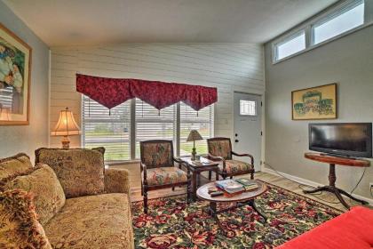 Coastal Escape with Yard - Walk 1 Mile to Texas AandM! - image 4