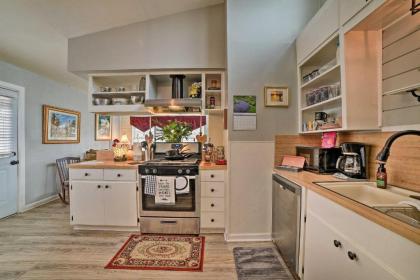 Coastal Escape with Yard - Walk 1 Mile to Texas AandM! - image 8