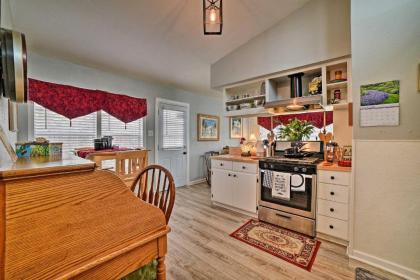 Coastal Escape with Yard - Walk 1 Mile to Texas AandM! - image 9