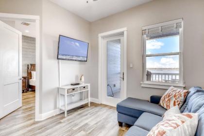 Harbor View Getaway - image 17
