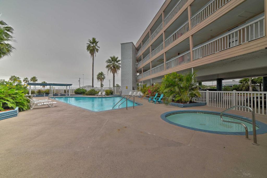 Updated Front Beach Condo with Resort Amenities - image 2