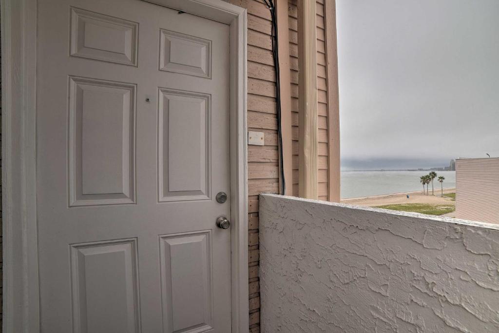 Updated Front Beach Condo with Resort Amenities - image 4