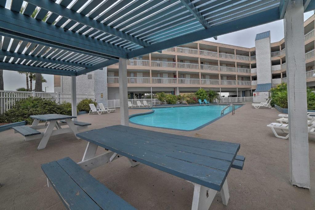 Updated Front Beach Condo with Resort Amenities - image 5