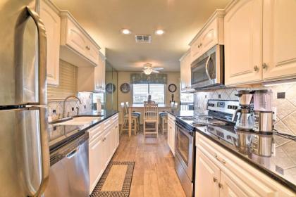 Bright and Breezy Condo 2 Mi to Whitecap Beach - image 10