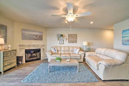 Bright and Breezy Condo 2 Mi to Whitecap Beach - image 2
