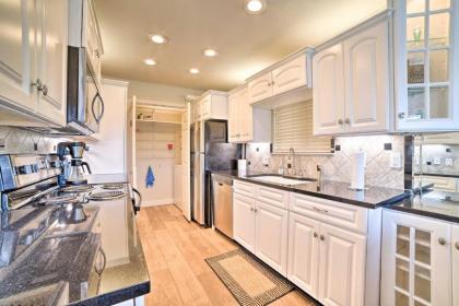 Bright and Breezy Condo 2 Mi to Whitecap Beach - image 5