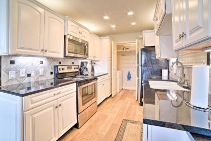 Bright and Breezy Condo 2 Mi to Whitecap Beach - image 6