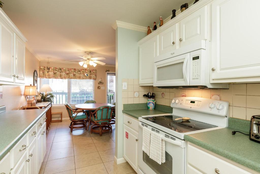 Surfside 111 by Padre Escapes - image 5