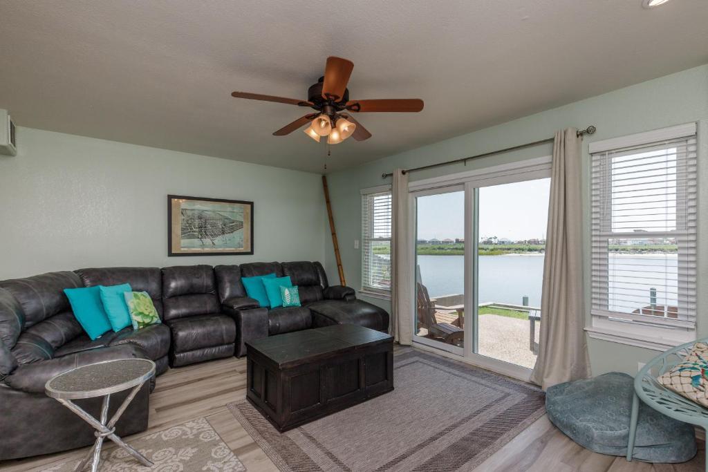 Blue Crab Bungalow 8 by Padre Escapes - main image