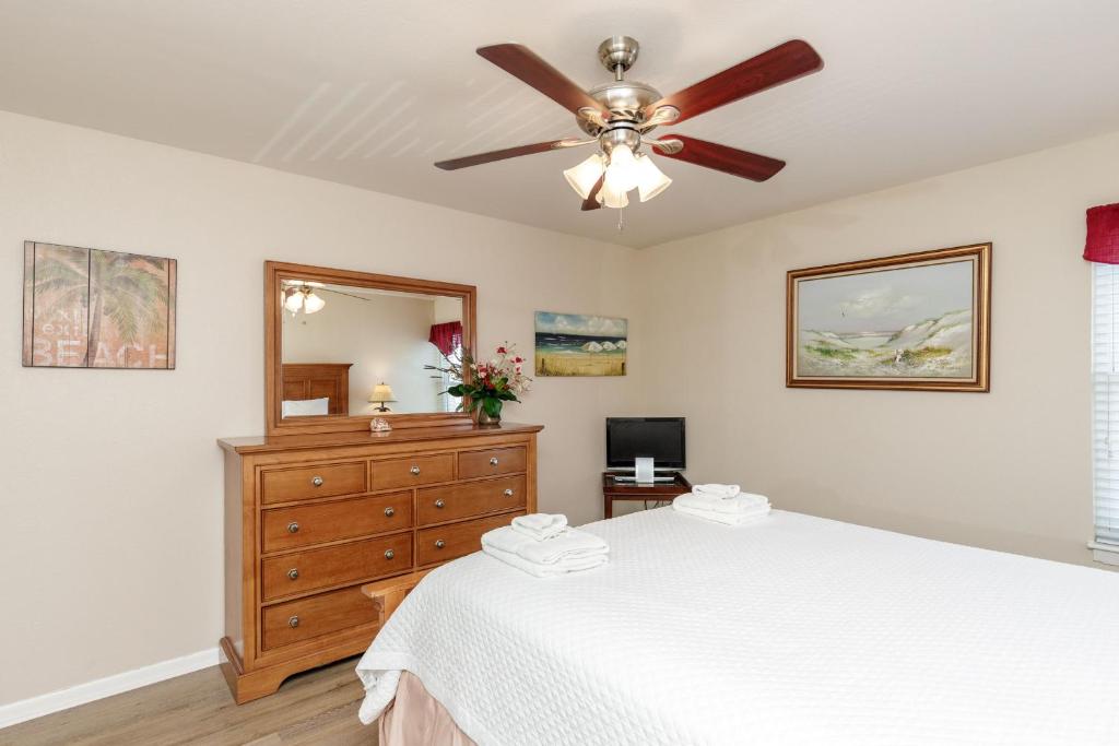 Surfside 203 by Padre Escapes - image 5