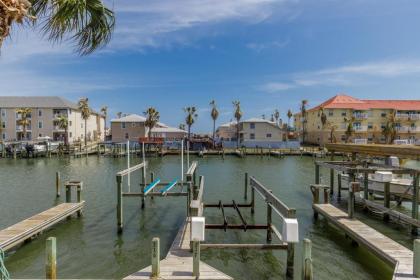 Canal Front Cottage 117 by Padre Escapes - image 3