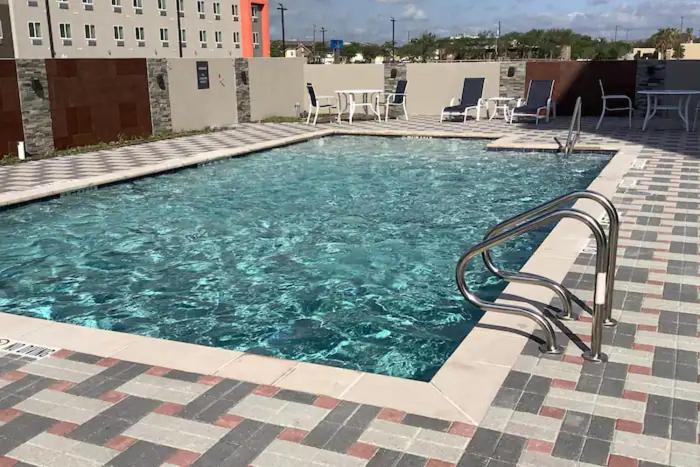 La Quinta Inn & Suites by Wyndham Corpus Christi Southeast - main image