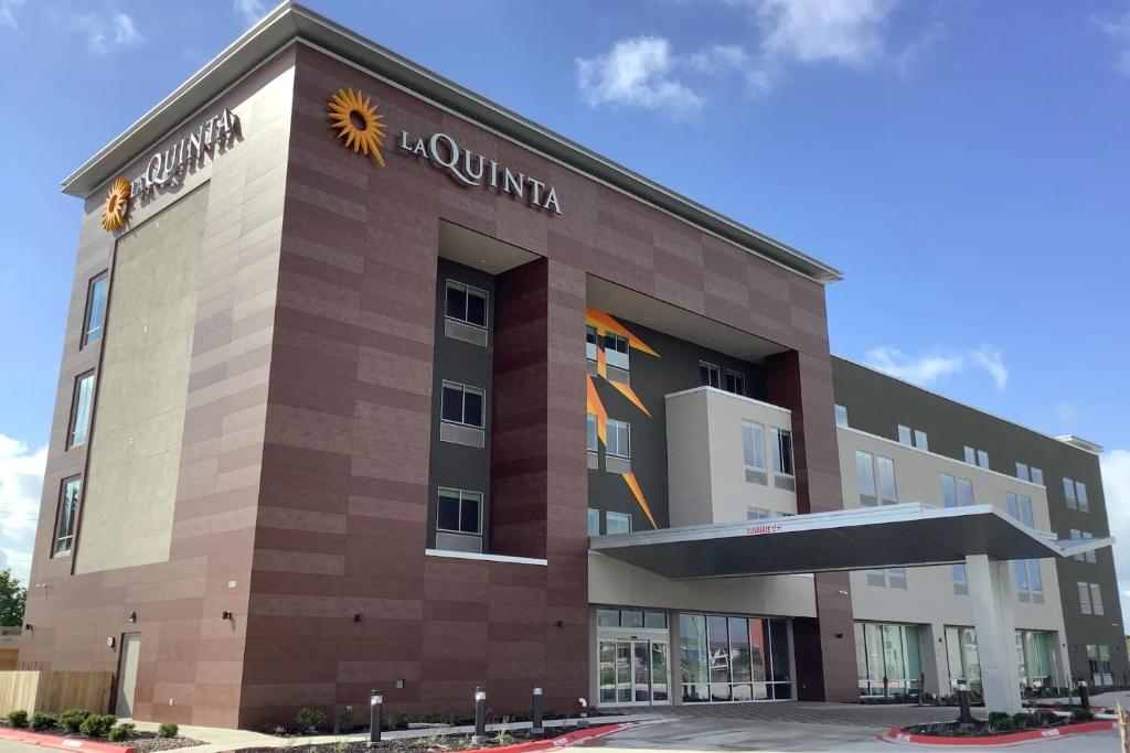 La Quinta Inn & Suites by Wyndham Corpus Christi Southeast - image 2