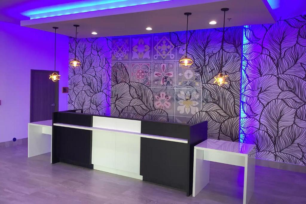 La Quinta Inn & Suites by Wyndham Corpus Christi Southeast - image 3