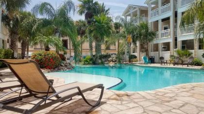 Luxurious Townhome Overlooking Tropical Pool - image 1