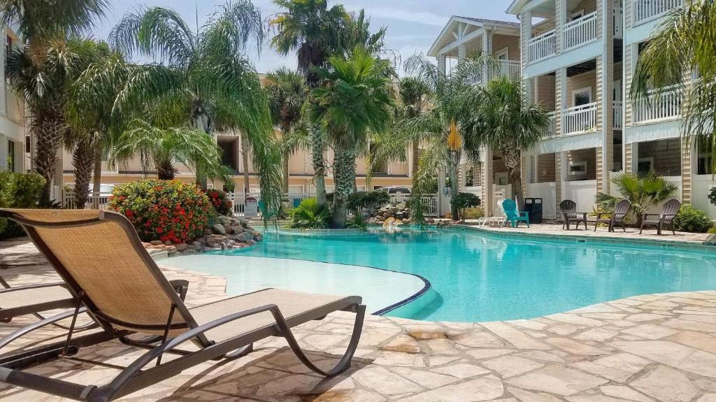Luxurious Townhome Overlooking Tropical Pool - main image
