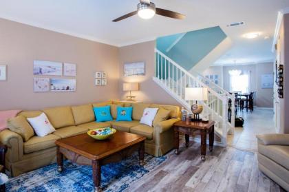Luxurious Townhome Overlooking Tropical Pool - image 2