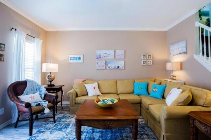 Luxurious Townhome Overlooking Tropical Pool - image 3