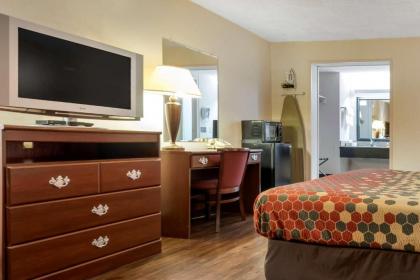 Econo Lodge Cortland - image 12