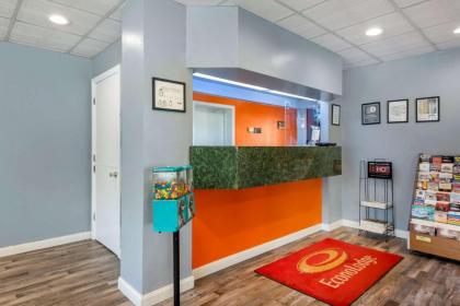 Econo Lodge Cortland - image 4
