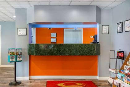 Econo Lodge Cortland - image 5