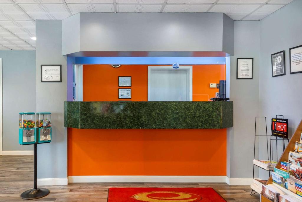 Econo Lodge Cortland - image 5