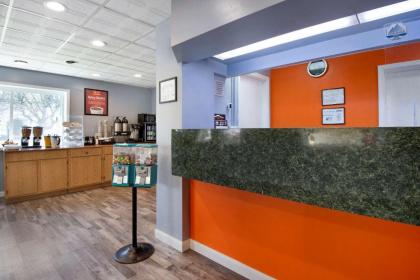 Econo Lodge Cortland - image 6