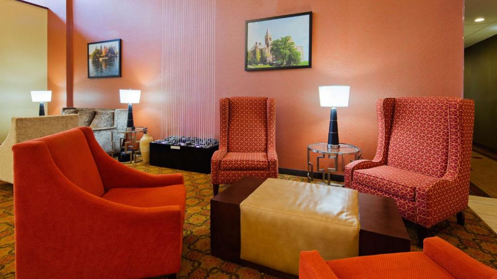 Best Western Plus Finger Lakes Inn & Suites - image 3