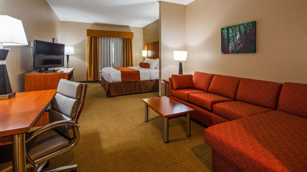 Best Western Plus Finger Lakes Inn & Suites - image 6