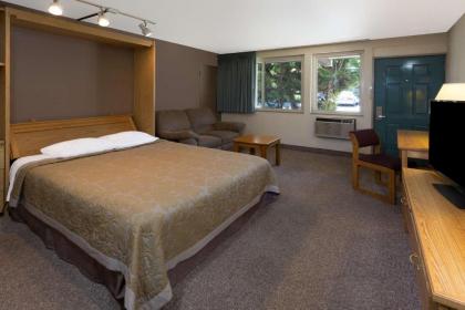 Super 8 By Wyndham Costa Mesa/Newport Beach Area - image 5