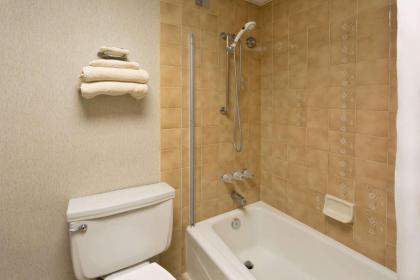 Super 8 By Wyndham Costa Mesa/Newport Beach Area - image 9