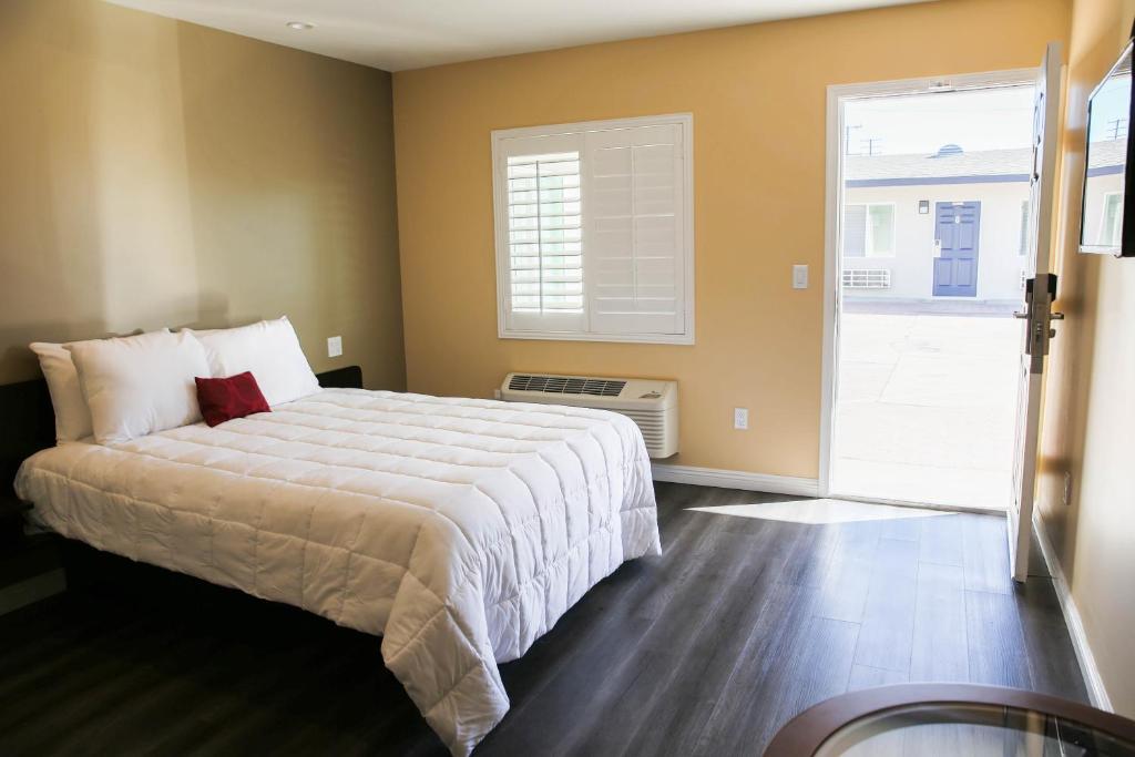 Newport Bay Inn - main image