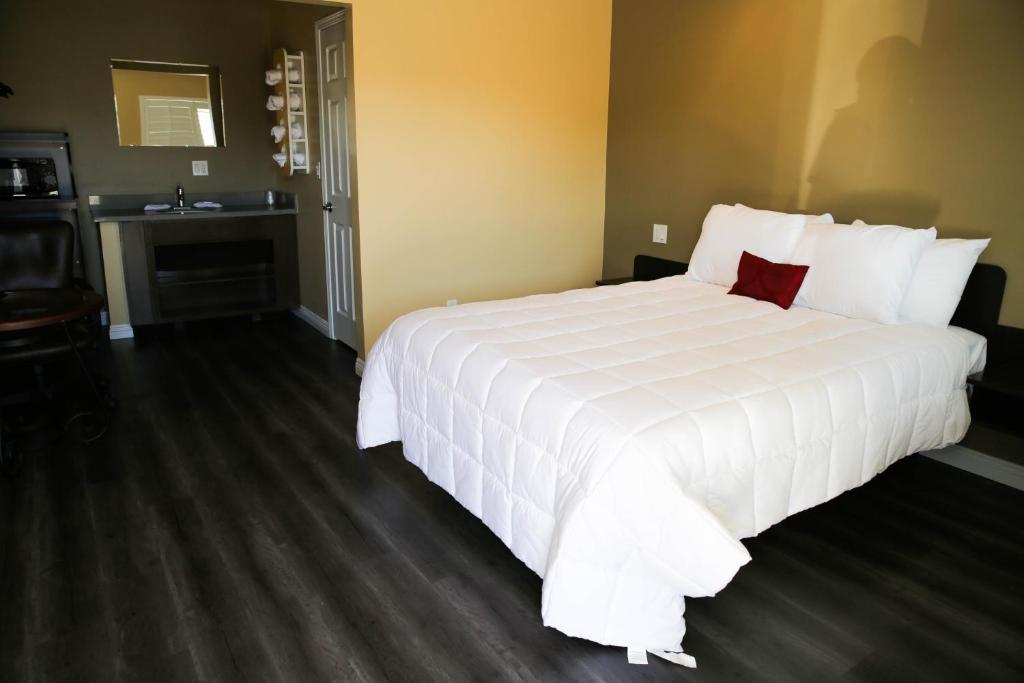 Newport Bay Inn - image 5
