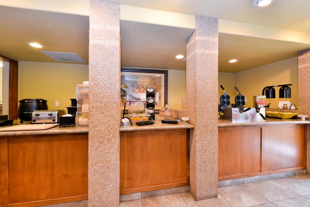 Best Western Cottonwood Inn - image 3